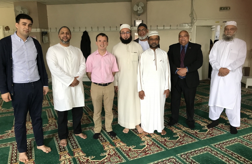 Alun Cairns visits Muslim community