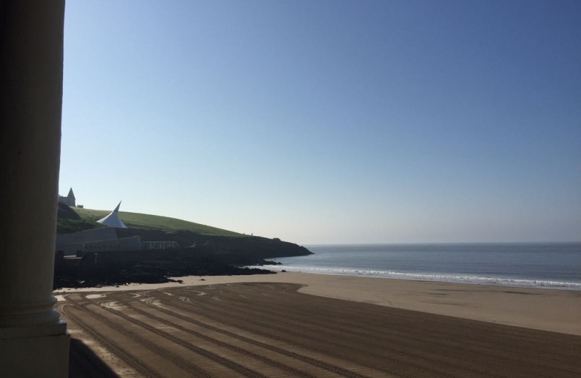 Alun Cairns snaps pictures from Barry Island 