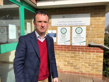 Alun Cairns at Barry Hospital 