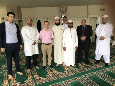 Alun Cairns visits Muslim community