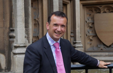 Alun Cairns MP London Marathon Signs HET Book